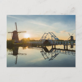Cartão Postal Drawbridge e moinhos de vento ao pôr do sol na Hol