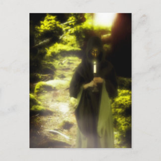 Cartão Postal druida fêmea na floresta