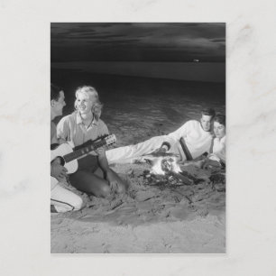 Cartão Postal Duas casais na praia sentada em torno da fogueira