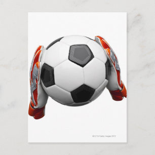 Cartão Postal Duas luvas de gols segurando uma bola de futebol