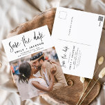 Cartão Postal Editável Salvar a data Foto manuscrita<br><div class="desc">Foto de Script Manuscrito Moderno e Elegante Editável Salve o Cartão de Casamento de Data. O cartão de convite para salvar data inclui uma tipografia de chic e na moda com um design simples e minimalista sobre fundo branco ao qual você pode adicionar sua fotografia personalizada de noivado.</div>