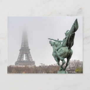 Cartão Postal Eiffel Tower e ponte Bir-hakeim num dia nevado