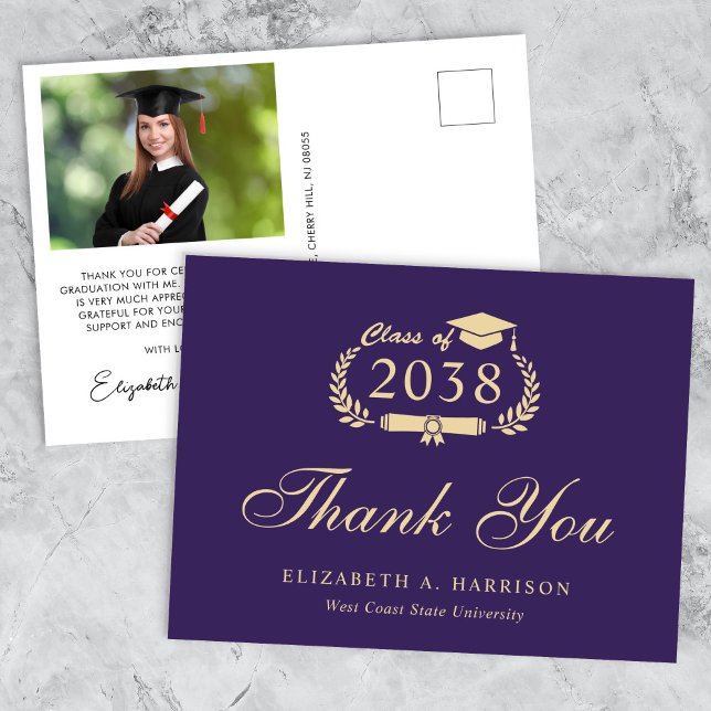 Cartão Postal Elegante Foto Roxo Ouro Agradecimento de Formatura (An elegant photo graduation thank you card to show gratitude to friends and family for their support)
