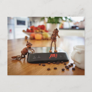 Cartão Postal Elfo do carvalho provocando sua garota com o peso