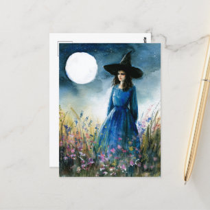 Cartão Postal Em pé debaixo da lua cheia nas flores silvestres