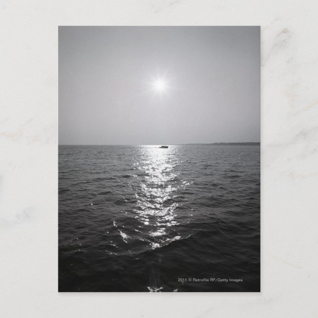 Cartão Postal Embarcação distante no oceano (Frente)