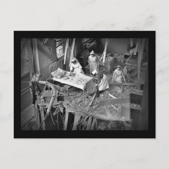 Cartão Postal Enfermeiros no Edifício Bombed WII (Frente)