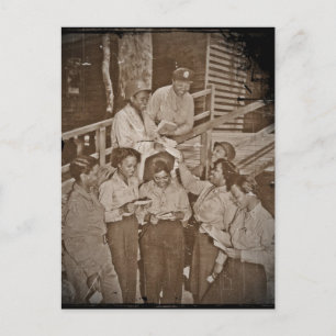 Cartão Postal Enfermeiros no Pacífico Sul recebendo e-mail