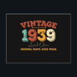 Cartão Postal Engraçado 1939 Vintage, 86 anos, Presente de anive<br><div class="desc">Celebre em estilo com este design de aniversário personalizado. Perfeito para aniversários de todas as idades, do marco 21rua, 30, 40º, 50º e além. Projetado para se destacar, este design gráfico faz uma ideia ideal de presente de aniversário para homens e mulheres que amam roupas únicas, divertidas e personalizadas. Quer...</div>
