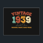 Cartão Postal Engraçado 1939 Vintage, 86 anos, Presente de anive<br><div class="desc">Celebre em estilo com este design de aniversário personalizado. Perfeito para aniversários de todas as idades, do marco 21rua, 30, 40º, 50º e além. Projetado para se destacar, este design gráfico faz uma ideia ideal de presente de aniversário para homens e mulheres que amam roupas únicas, divertidas e personalizadas. Quer...</div>