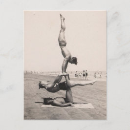 Cartão Postal Equilíbrio de garotos de praia