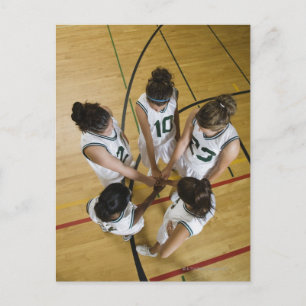 Cartão Postal Equipe de basquete feminina com aperto de mão em 