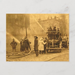 Cartão Postal Equipe de Incêndio em Ação - Vintage