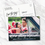 Cartão Postal Escrita em pincel Estamos nos casando Salvar a Dat<br><div class="desc">Script de pincel moderno que estamos nos casando - Anúncio de Noivado Salve o Cartão-Postal de Foto de Data</div>