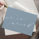 Cartão Postal Escrito Azul Minimalista Que Mudamos De Novo Para<br><div class="desc">Escrito Elegante Azul e Dusty Moderno Minimalista,  Movemos Novo Cartão Postal para Movimento em Casa</div>