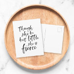 Cartão Postal Escrito Em Escova - Pequeno Mas Fierce William Sha<br><div class="desc">Escrito em pincel na moda preto da citação "embora ela seja pequena mas pequena ela é feroz" do Sonho de Uma Noite de Verão de William Shakespeare sobre um fundo branco. *Observe que a Marca d'água do Zazzle que aparece na visualização de zoom NÃO aparecerá no produto impresso final. ©...</div>
