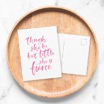 Cartão Postal Escrito Em Escova - Pequeno Mas Fierce William Sha<br><div class="desc">Escrita pincel na moda cor-de-rosa da citação "embora ela seja pequena mas pequena ela é feroz" do Sonho de Uma Noite de Verão de William Shakespeare contra um fundo branco. *Observe que a Marca d'água do Zazzle que aparece na visualização de zoom NÃO aparecerá no produto impresso final. © Rosewood...</div>