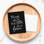 Cartão Postal Escrito Em Escova - Pequeno Mas Fierce William Sha<br><div class="desc">Escrito branco-na moda da citação "embora ela seja apenas pequena,  ela é feroz" do Sonho de Uma Noite de Verão de William Shakespeare contra um fundo negro. *Observe que a Marca d'água do Zazzle que aparece na visualização de zoom NÃO aparecerá no produto impresso final. © Rosewood e Citrus</div>