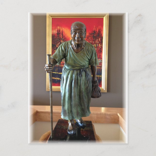 Cartão Postal Escultura da velha senhora (Frente)