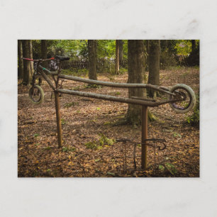 Cartão Postal Escultura de Quadro de Bicicleta Enferrujada na Fl