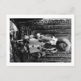 Cartão Postal Eskimo Garota Vestindo Peles De Vestuário No Alasc