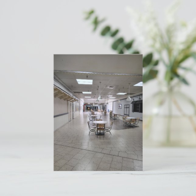 Cartão Postal Espaço Limiar Quase Abandonado Praça de Alimentaçã (Em pé/Frente)