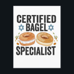 Cartão Postal Especialista Certificado em Bagel Engraçado Hanukk<br><div class="desc">hanukkah, páscoa, yiddish, chanukah, judaico, menorá, judeu, presente, aniversário, bagel</div>