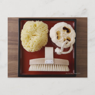 Cartão Postal Esponja, laço, pincel em bandeja vermelha
