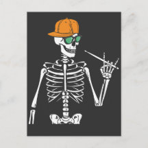 Esqueleto de Halloween Mão de Rocha Tocando Bateri