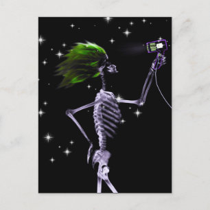 Cartão Postal Esqueleto de Raio X sendo vestido - Cabelo Verde