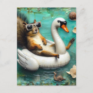 Cartão Postal Esquilo engraçado em um Cisne flutuante