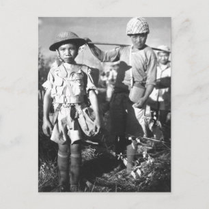 Cartão Postal Esta imagem de soldado chinês com mochila pesada_G