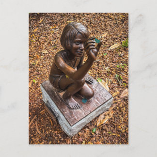 Cartão Postal Estátua de Criança de Bronze com Lupa