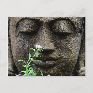 Cartão Postal Estátua de jardim de pedra com flor