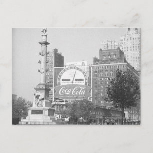 Cartão Postal Estátua na praça B&W da cidade americana