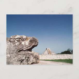 Cartão Postal Estátua serpente por pirâmide no México