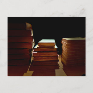 Cartão Postal Estética de Pilha de Livros Antigos