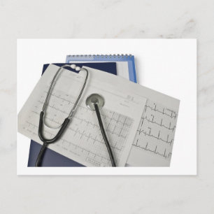 Cartão Postal estetoscópio médico em leituras de cardiograma ECG
