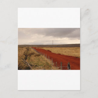 Cartão Postal Estrada de terra vermelha em Islândia