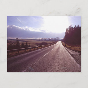 Cartão Postal Estrada principal com baixo inverno sun.
