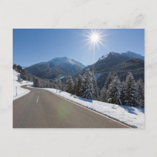 Cartão Postal Estrada vazia idílica através de uma paisagem de