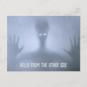 Cartão Postal Estranho Alien na Névoa Olá do Outro Lado