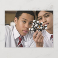 Estudantes olhando o modelo molecular