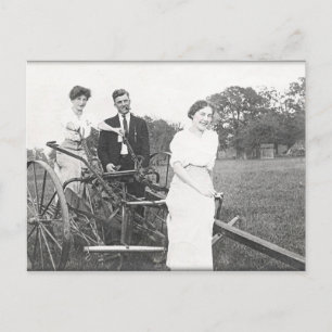 Cartão Postal Esvaziando um vestido