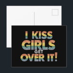 Cartão Postal Eu Beijo Meninas Superam Isso Lésbica Bissexual En<br><div class="desc">Eu Beijo Meninas Superam Isso Lésbica Bissexual Engraçada</div>