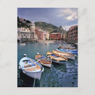 Cartão Postal Europa, Itália, Vernazza. Barcos pintados suavemen