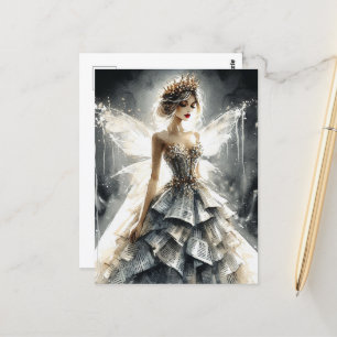 Cartão Postal Fada em um show de moda feita de jornais