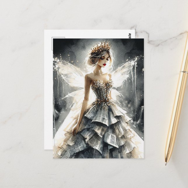 Cartão Postal Fada em um show de moda feita de jornais (Frente/Verso In Situ)