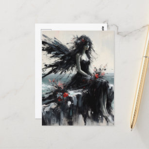 Cartão Postal Fada em um vestido preto sentado no penhasco litor