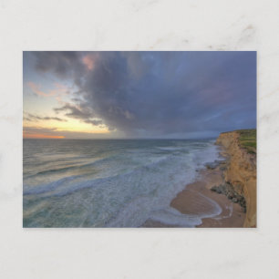 Cartão Postal Falésias do mar capturam dias da última luz em Pom